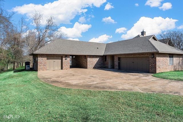 view of front of home featuring cooling unit, a garage, and a front lawn