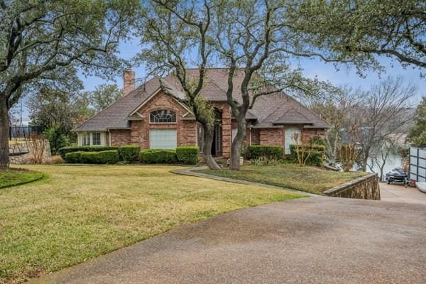 view of front of property featuring a front yard