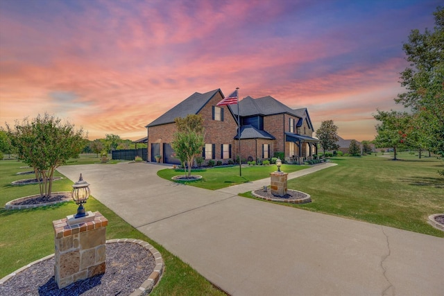 view of front of property featuring a yard