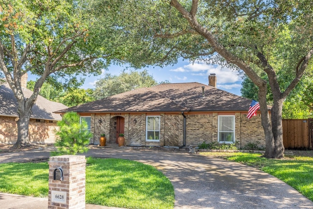 single story home featuring a front yard