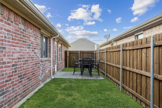 view of yard with a patio