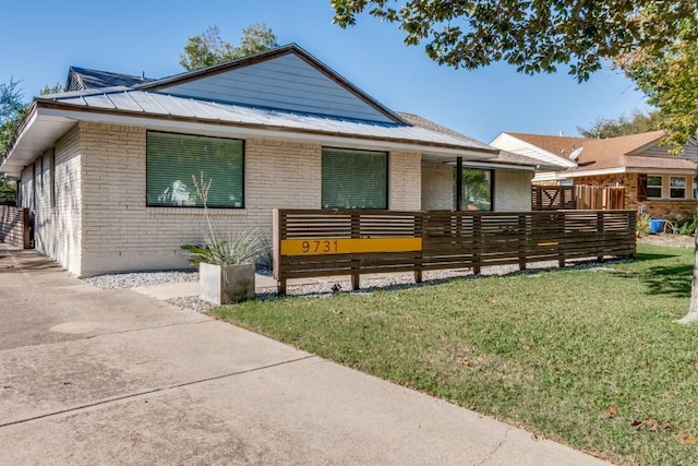 view of front of property featuring a front lawn