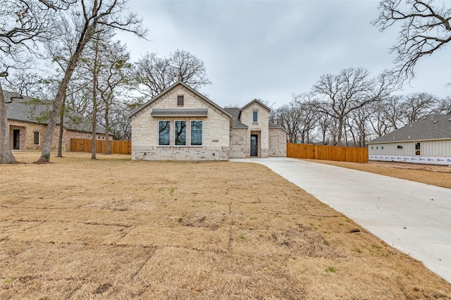 view of front of property with a front lawn