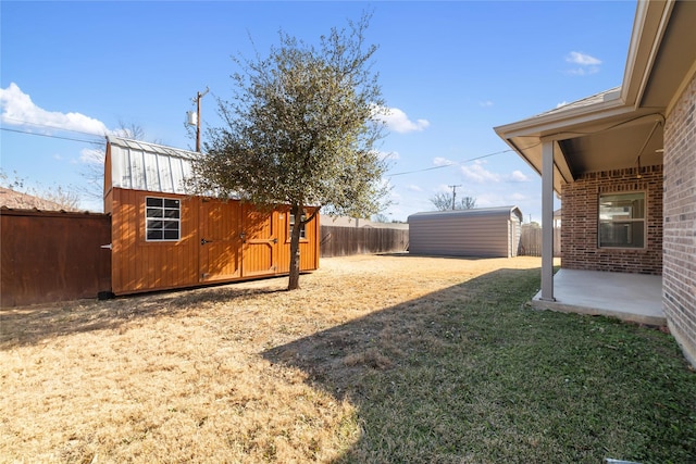 view of yard with a storage unit