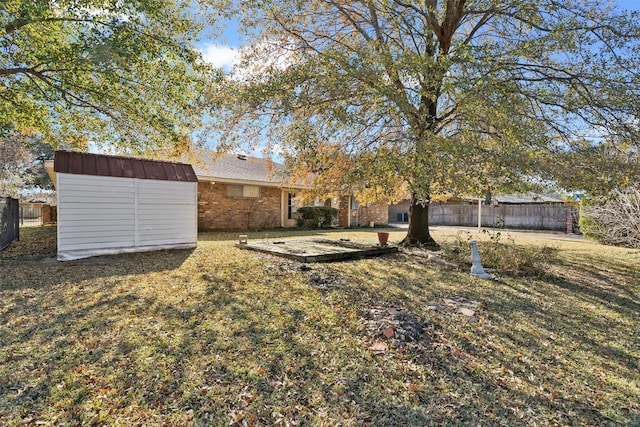 view of yard featuring a shed