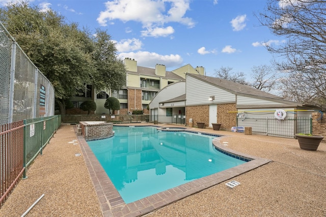 view of swimming pool featuring a jacuzzi and a patio area