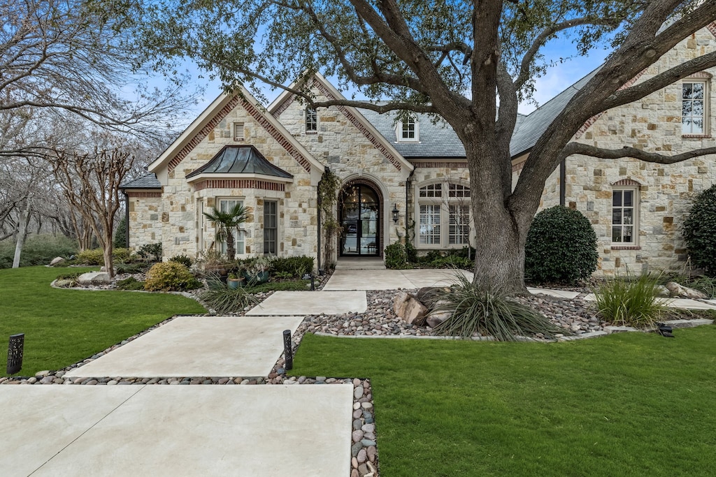 view of front facade with a front lawn