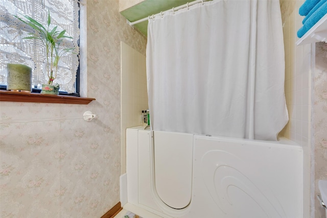 bathroom featuring shower / tub combo