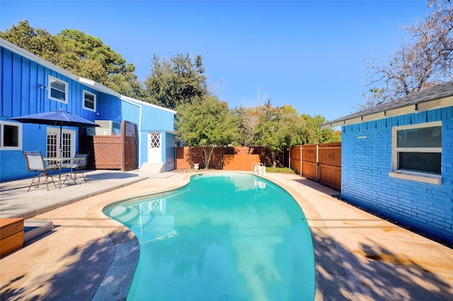 view of swimming pool featuring a patio