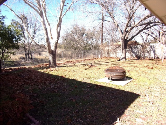 view of yard featuring a fire pit