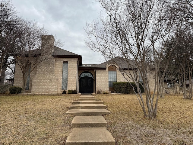 view of front of home featuring a front lawn