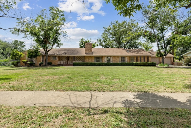 ranch-style house featuring a front yard