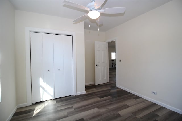 231 N 5th Ave, Munday, TX 76371 - unfurnished bedroom with dark wood-type flooring, ceiling fan, and a closet