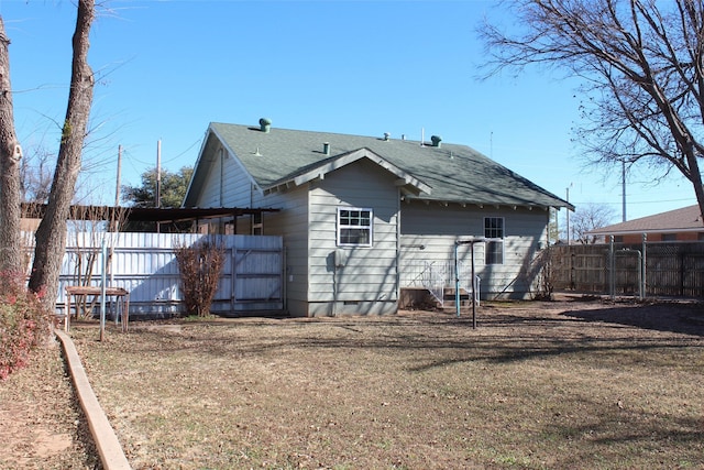 231 N 5th Ave, Munday, TX 76371 - back of property featuring a yard