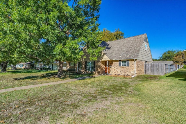 view of front of house featuring a front lawn