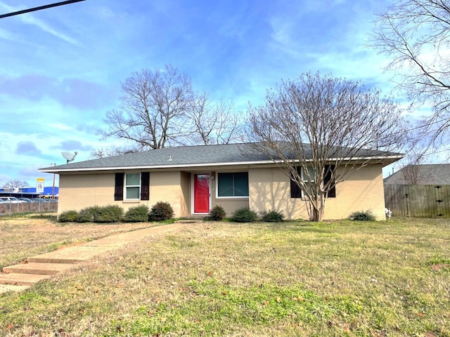 single story home featuring a front yard