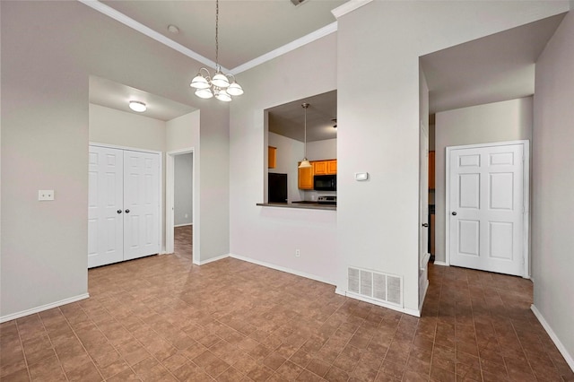 empty room with crown molding and an inviting chandelier