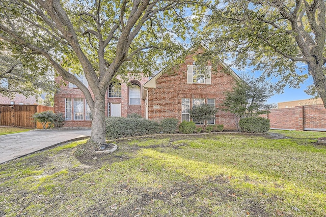 front of property with a front lawn