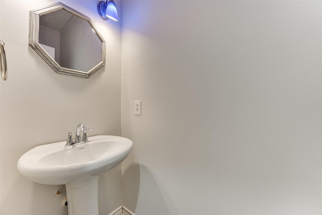 bathroom featuring sink