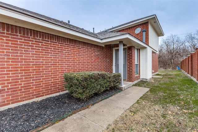 property entrance featuring a yard