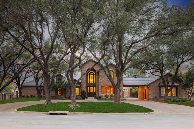 view of front facade featuring a front lawn