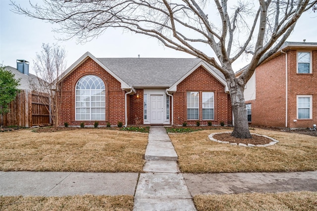 view of front of property featuring a front lawn