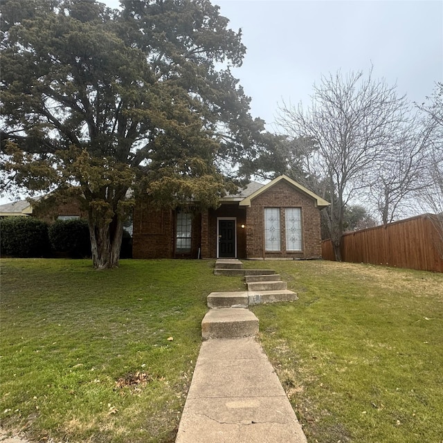 view of front of house featuring a front yard