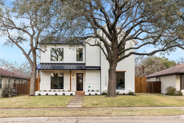 view of front of property featuring a front lawn