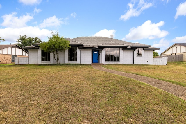 view of front of property with a front lawn