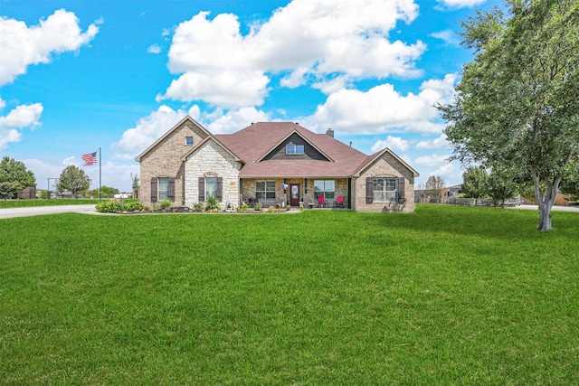 view of front of property featuring a front lawn