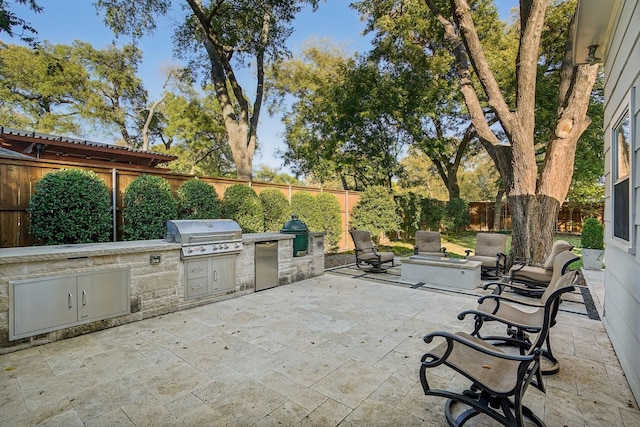 view of patio featuring an outdoor kitchen and grilling area