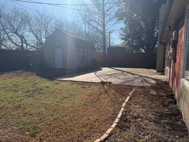 view of yard featuring a patio area