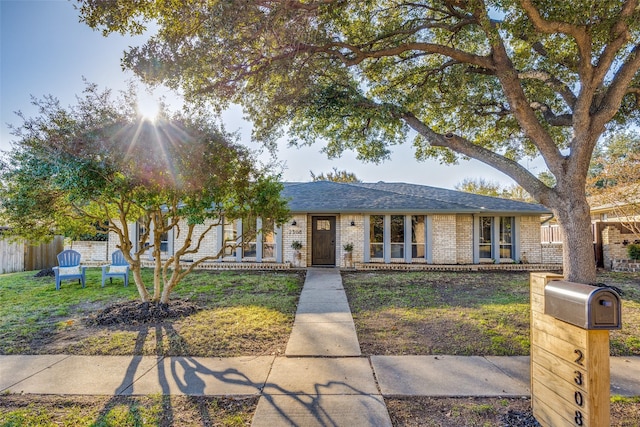 ranch-style house featuring a front yard