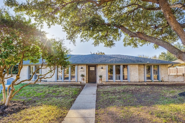 single story home featuring a front lawn