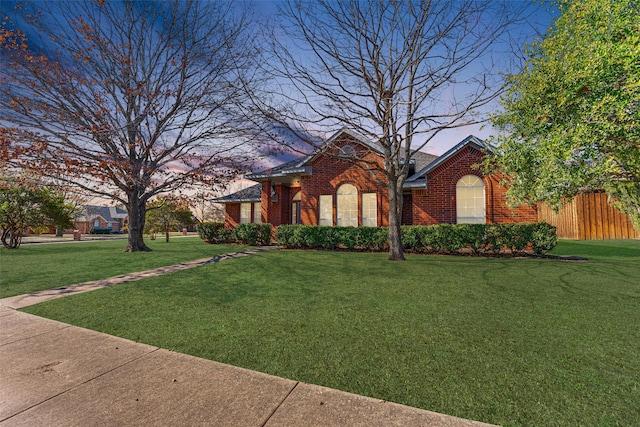 view of front of property featuring a yard