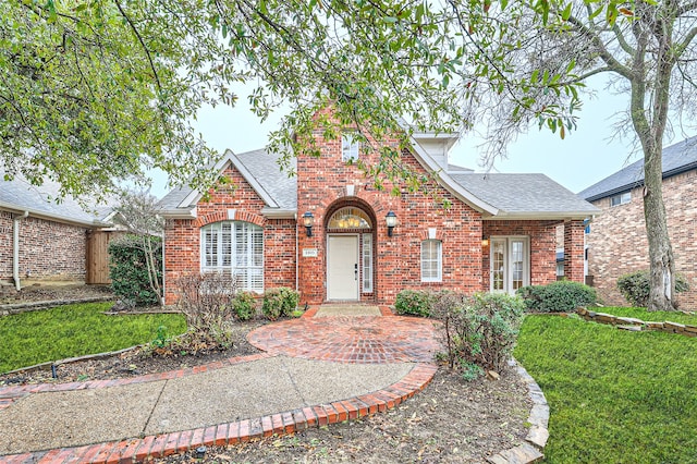 view of front of home featuring a front lawn