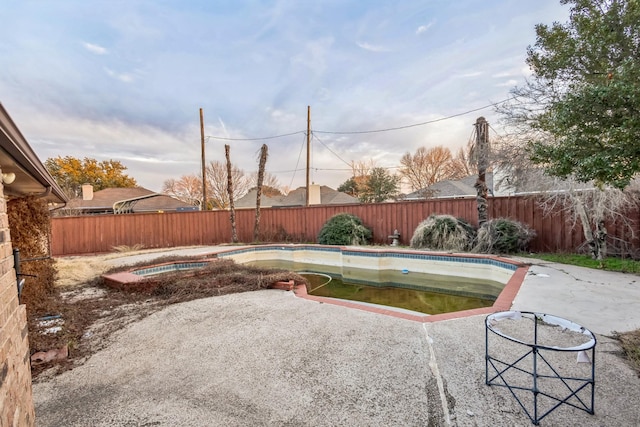 view of swimming pool featuring a jacuzzi and a patio area