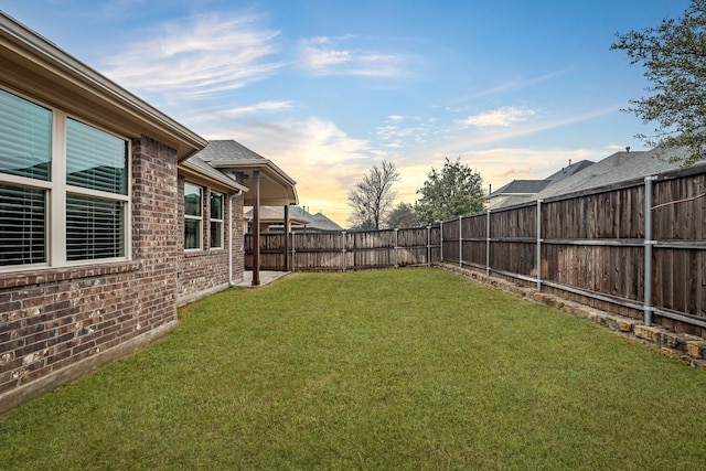 view of yard at dusk