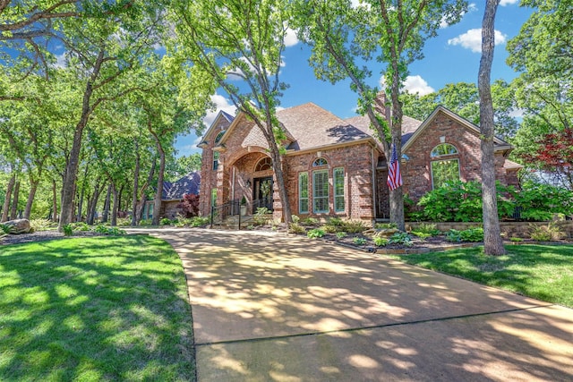 view of front facade featuring a front lawn