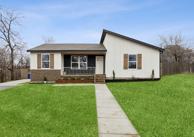 view of front facade with a front lawn and covered porch