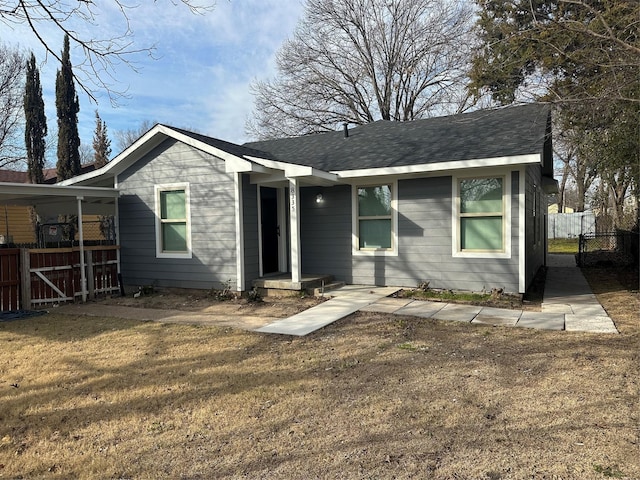 view of front of property featuring a front lawn