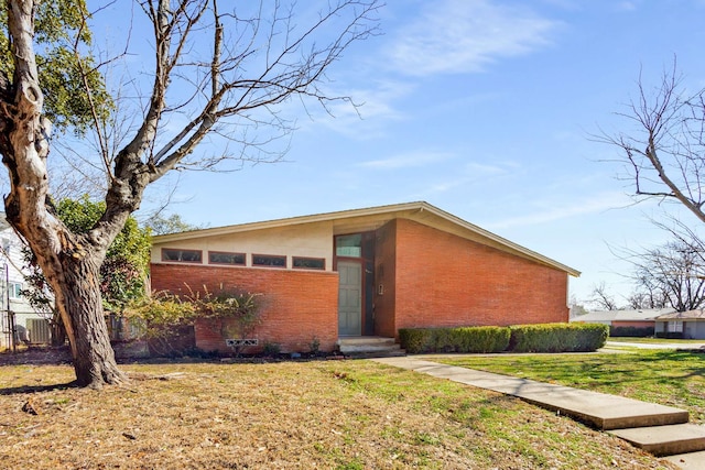 view of front of home with a front lawn