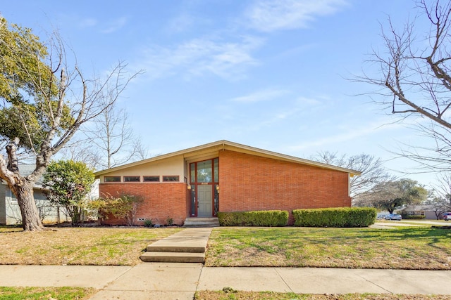 view of front of property featuring a front yard