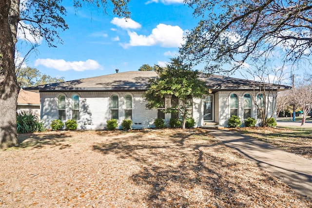 ranch-style house featuring a front lawn