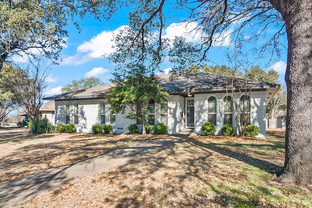 view of front of property with a front yard