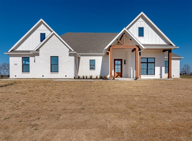 view of front of property featuring a front yard