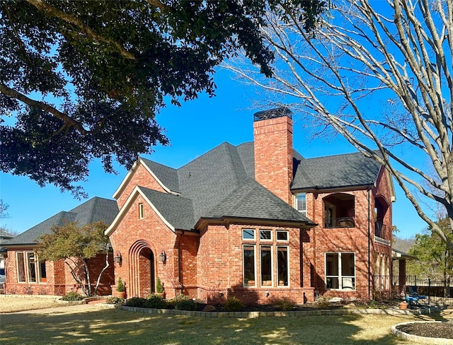 view of front of home with a front lawn