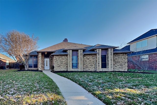 view of front of home featuring a front yard