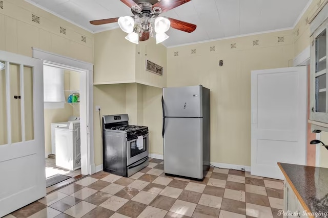 kitchen featuring crown molding, independent washer and dryer, stainless steel appliances, and ceiling fan