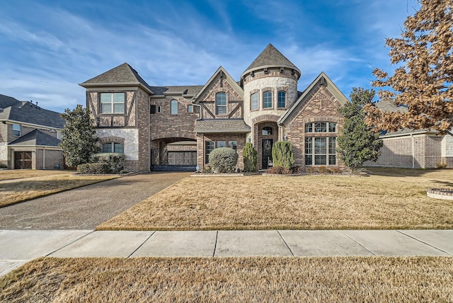 view of front of property featuring a front lawn